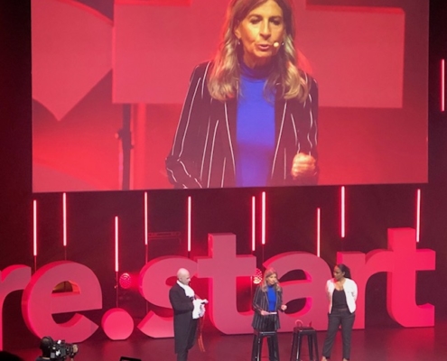 Nadalette sur la scene des ReStartAwards à L'Olympia